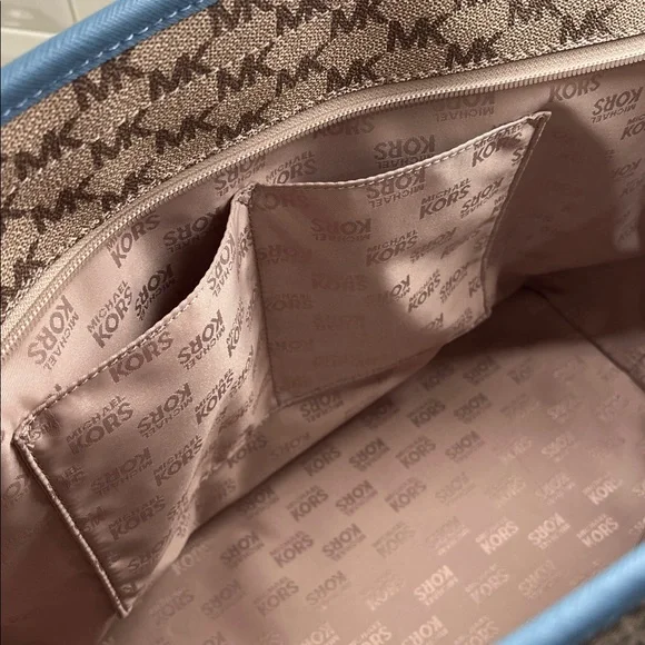 Michael Kors Studio Heritage Signature Emry Zip Top Tote NWOT - Picture 9 of 10